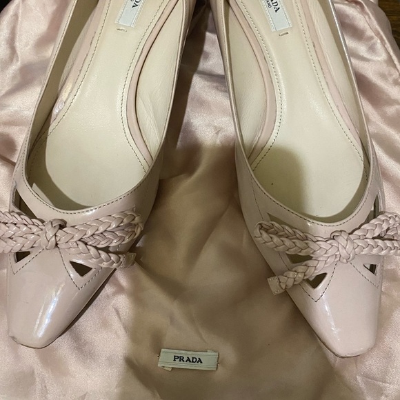 Prada Beige Patent Leather Bow Pointed Toe Kitten Block Heels Classic Quite Lux - Picture 4 of 16